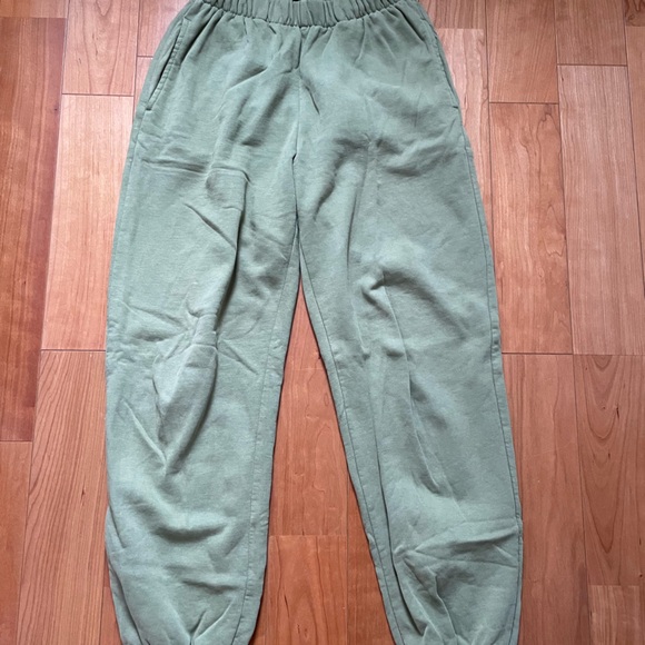 Brandy Melville PAC Sun BUNDLE. Stylish Olive Green Pants & 2 tops! - Picture 3 of 4